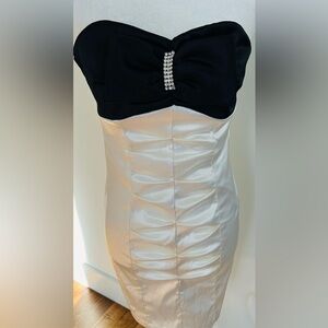 Black and Cream Strapless Dress with bow 
Holiday 80s glam girl vintage dress